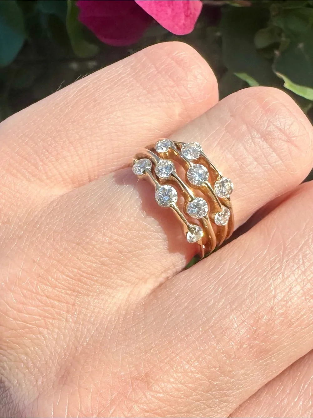 Gorgeous ring with 10 natural diamonds set in 14k gold